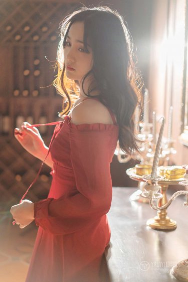 蝴蝶在婚宴上驻足酒杯喝醉