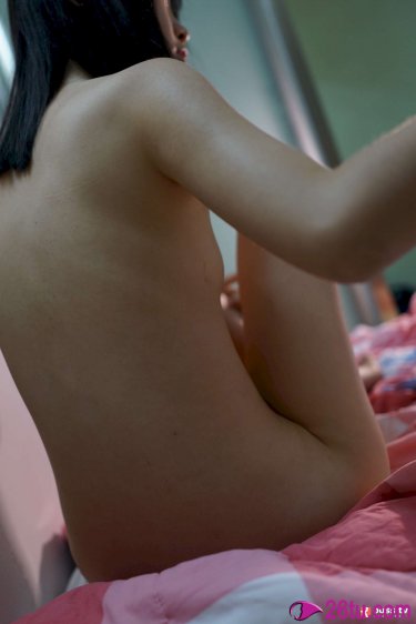 巨胸爆乳美女露双奶头挤奶