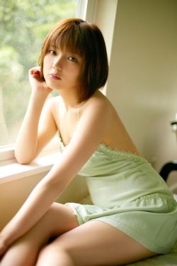 女生迈开腿让男生吃草莓膀胱